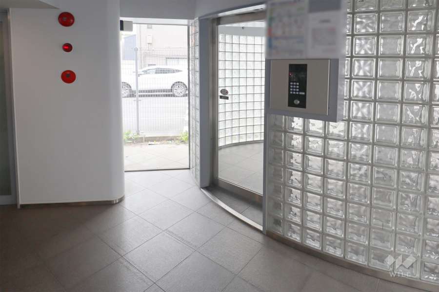 エントランスはオートロック付きです。