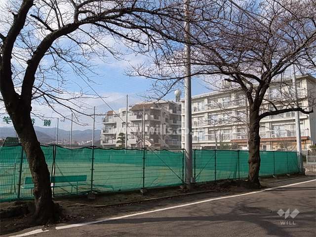 周辺はマンションが多く立ち並ぶ住宅地。敷地に南側には報徳学園のグラウンドがあります。