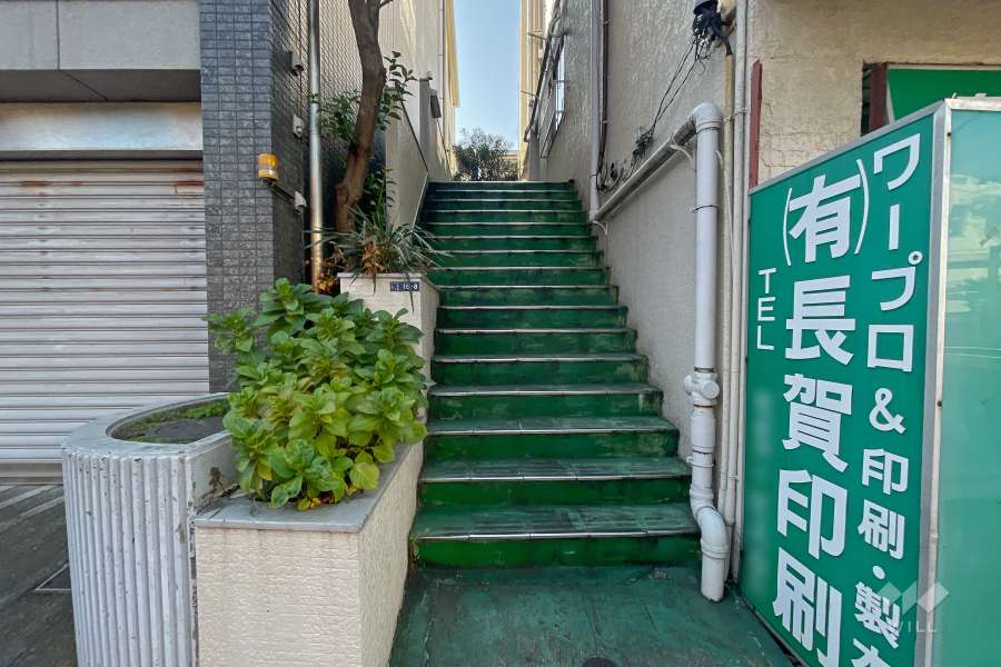 前面道路からのアプローチ（階段）