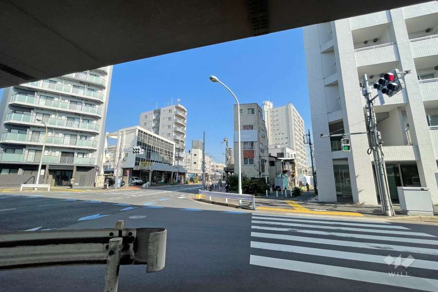 敷地北西側の前面道路（南西側から）