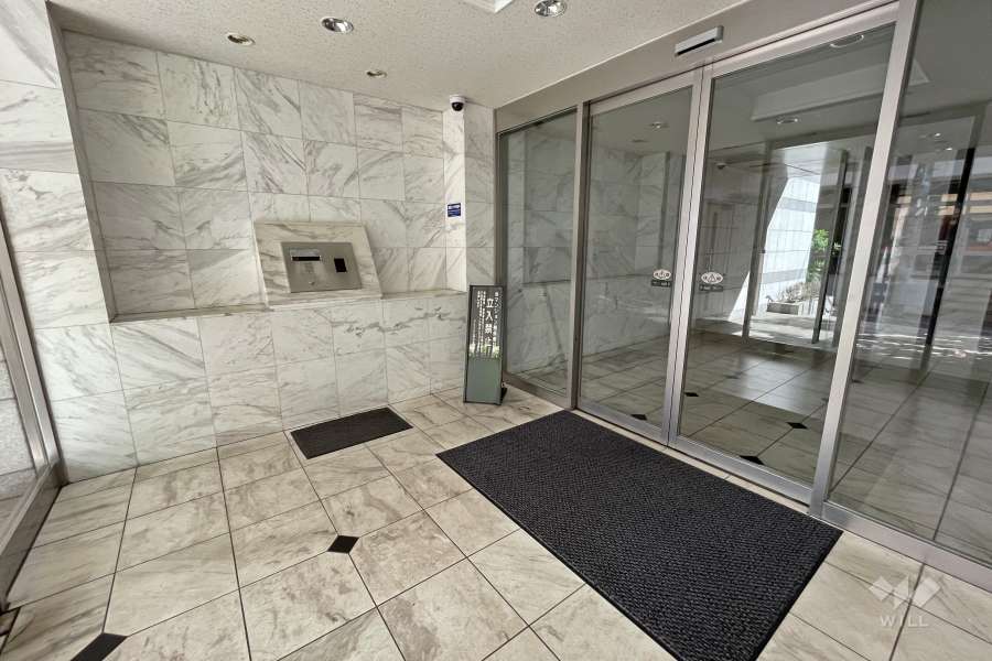 エントランスはオートロック付きです。