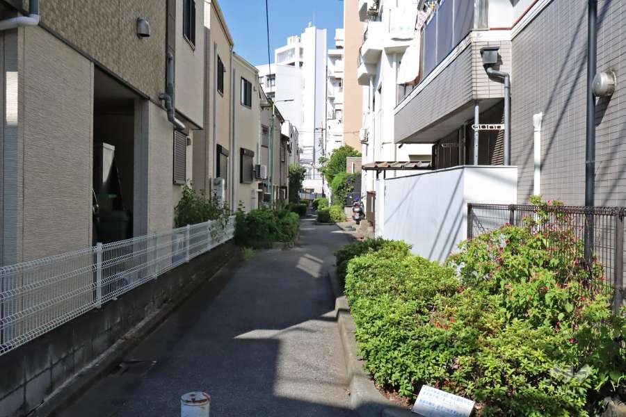 敷地南側の前面道路