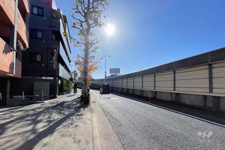 敷地の西側前面道路は都道318号・環状七号線です（北側から）。