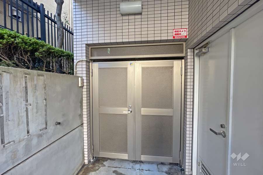 屋内に設けられた駐輪場の出入り口