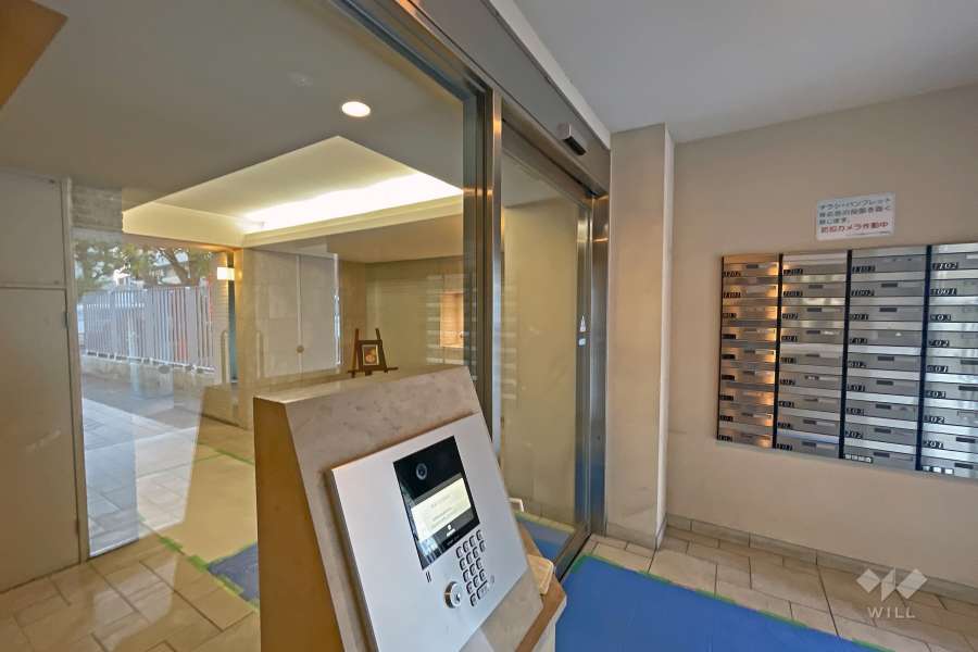 エントランスはオートロック付きです。