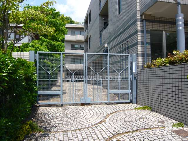 駐車場の入り口はゲート付きです。