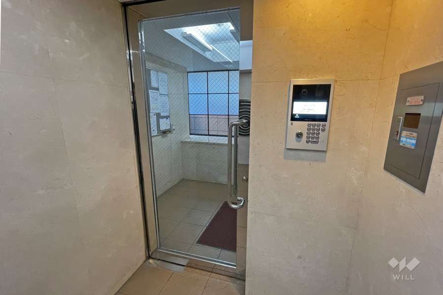 エントランスはオートロック付きです。