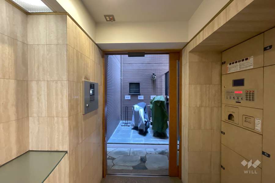 エントランスはオートロック付きです。