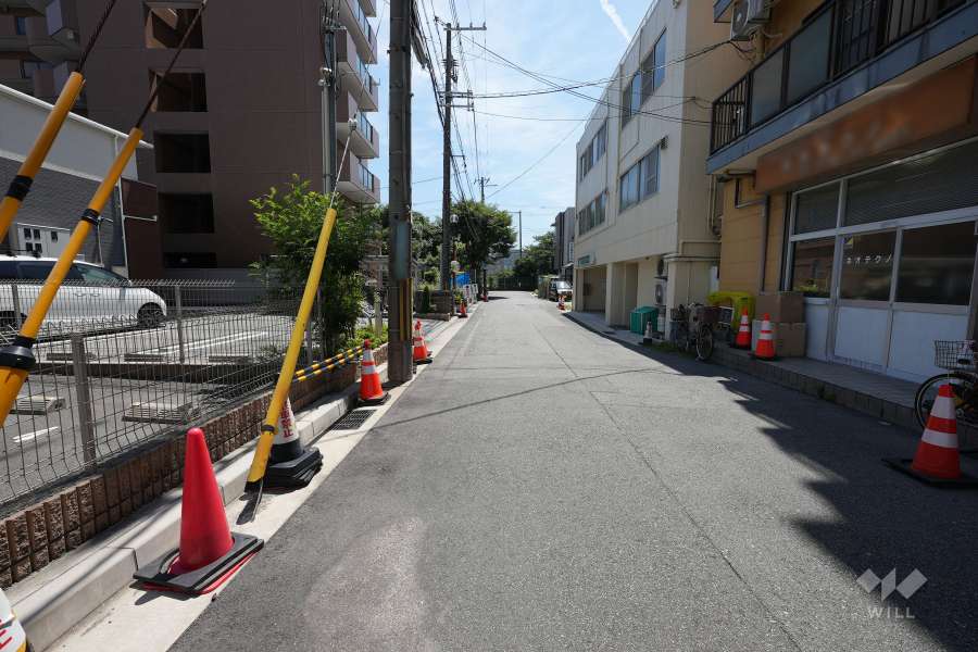 敷地北西側の前面道路（北側から）