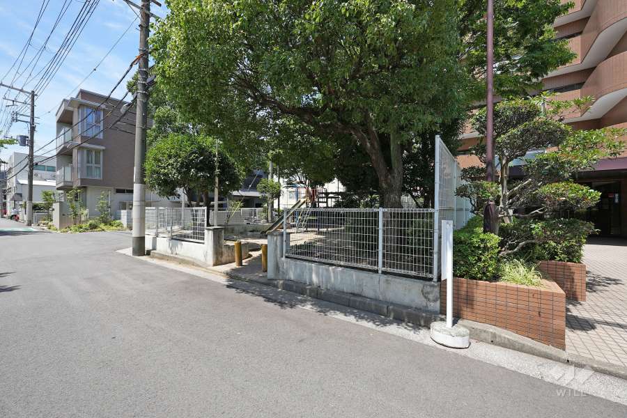 敷地北西側は公園に面しています。
