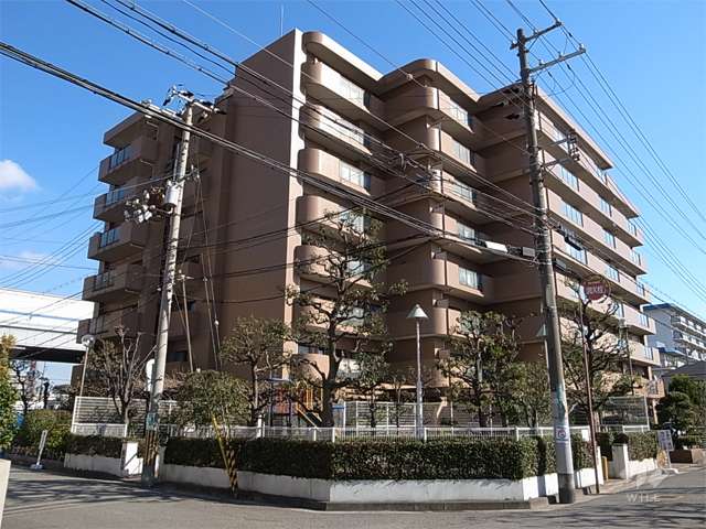 ファミール西宮今津の外観（南西側から）　南西、北西の角地に建っています。