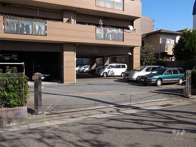 ロボットゲート付きの敷地内駐車場