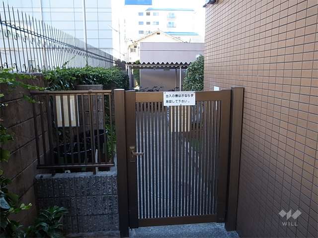 扉の付いた駐輪場