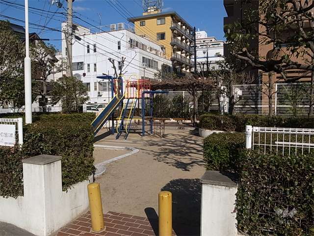 敷地に隣接して小さな公園があります。