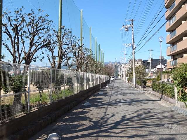 敷地の南側は道を挟んで今津中学校のグラウンドです。