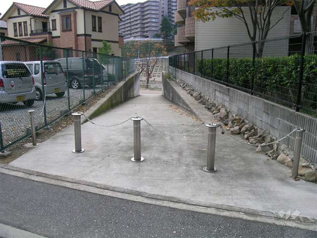 エントランスの前にある武庫川に向かうスロープ