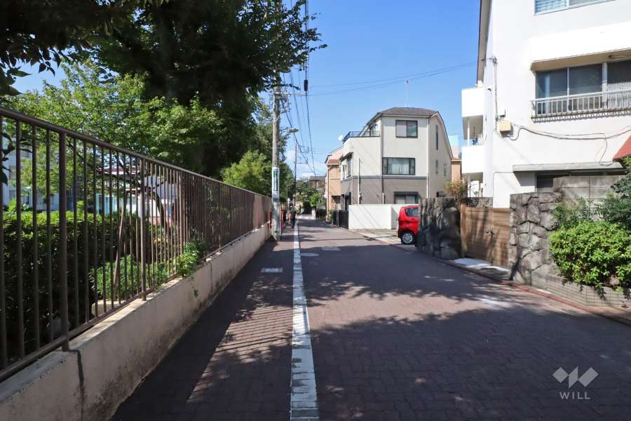 敷地西側の前面道路