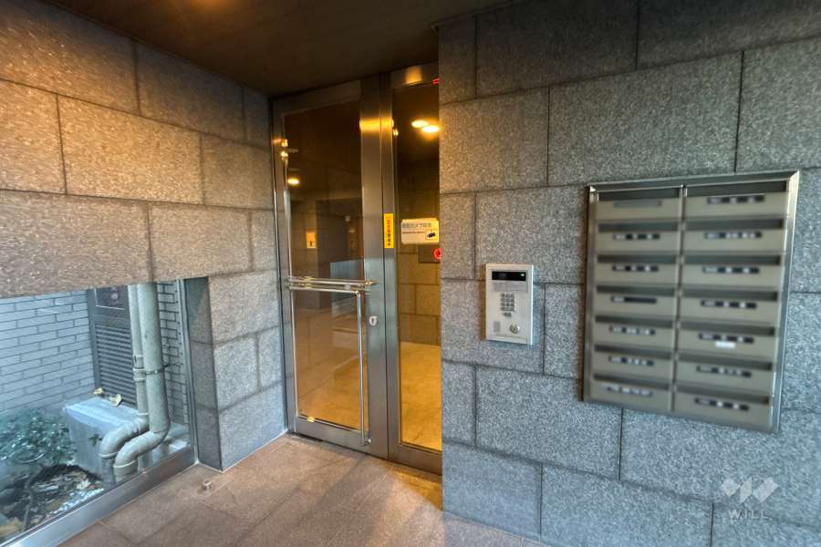 エントランスはオートロック付きです。