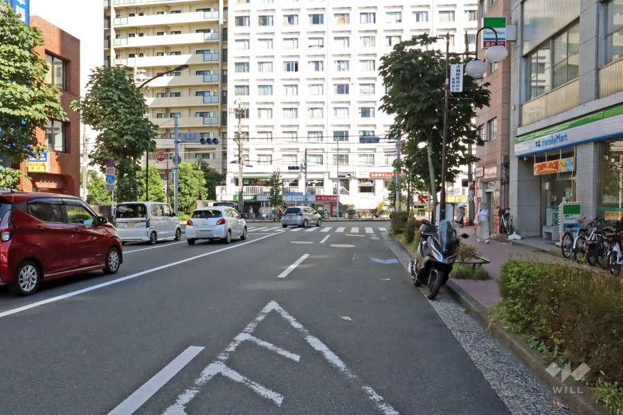 敷地北側の前面道路はジャーマン通りです(西側から)。
