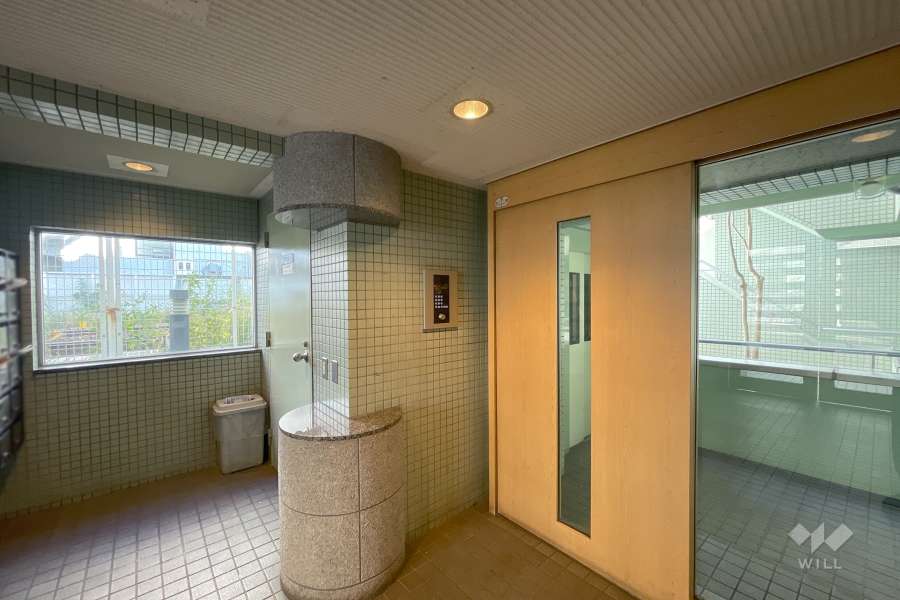 エントランスはオートロック付きです。