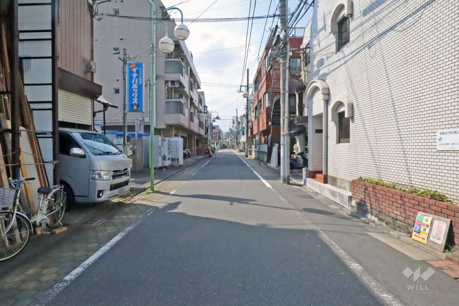 敷地南西側の前面道路（南東側から）