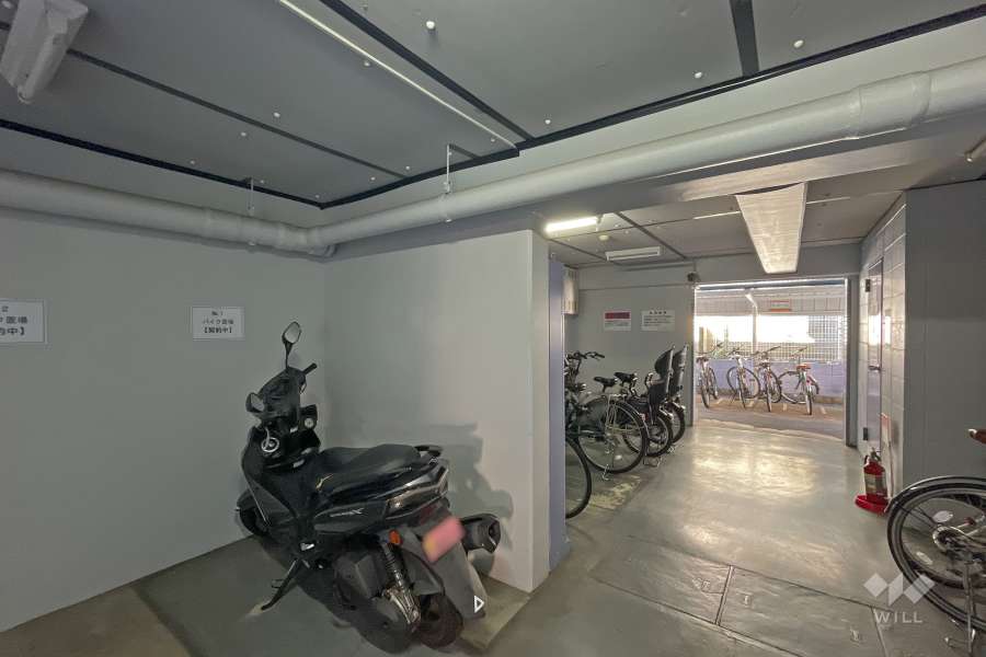 バイク置場と駐輪場