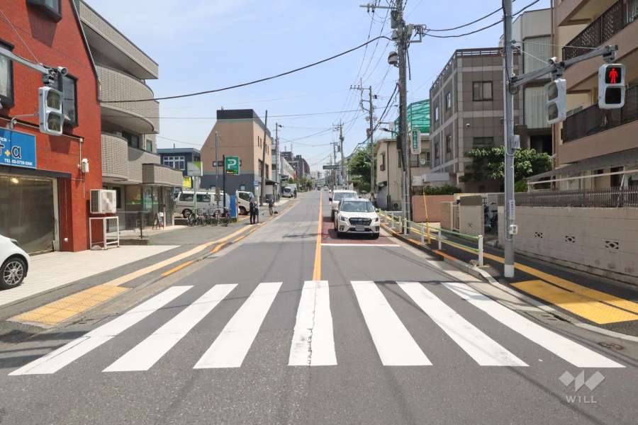 敷地北西側の前面道路(南西側から)