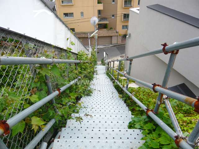 下の道に下りる非常階段