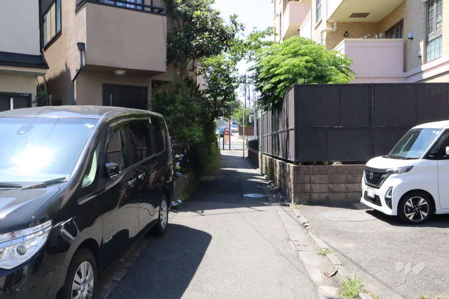 敷地の南西側前面道路(南東側から)