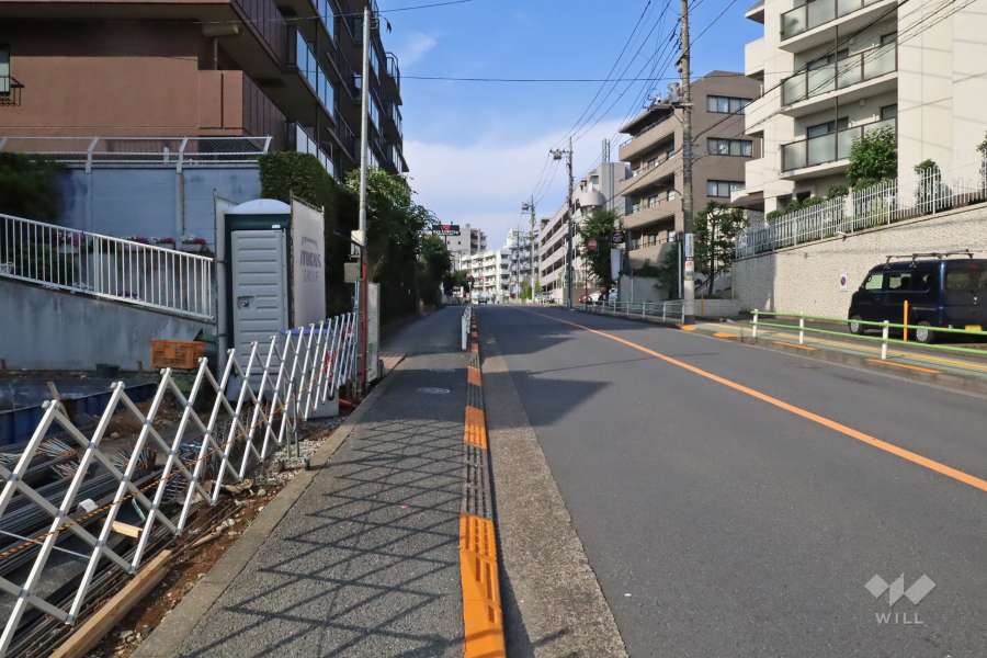 敷地北西側の前面道路（南西側から）