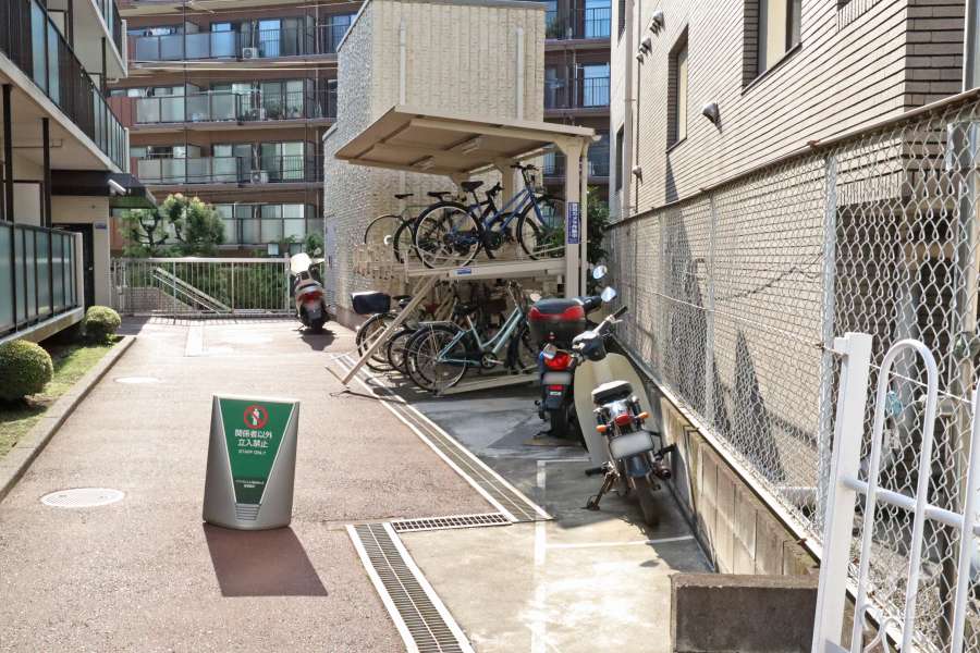 バイク置場と駐輪場