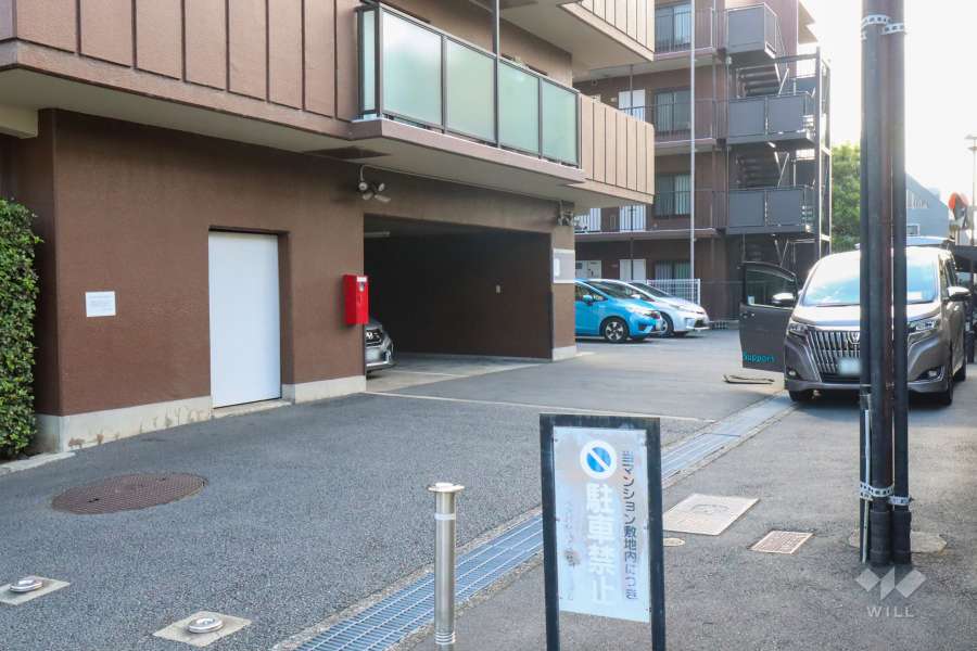 敷地内駐車場（屋外平面式と屋内平面式）