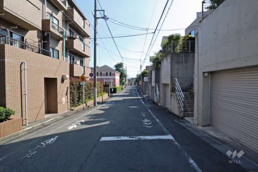 敷地北西側の前面道路（北東側から）