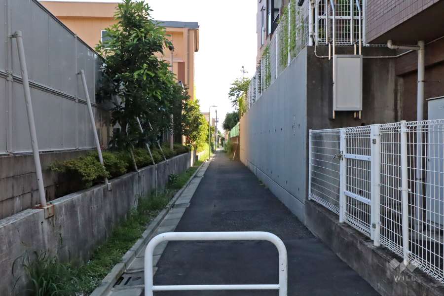 敷地南東側の前面道路（北東側から）