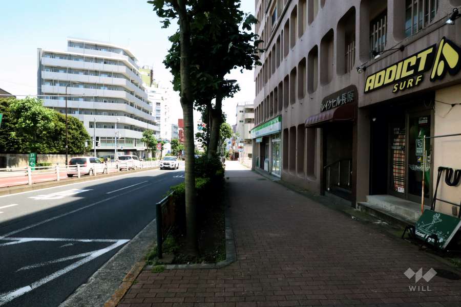 敷地北東側の前面道路(北西側から)