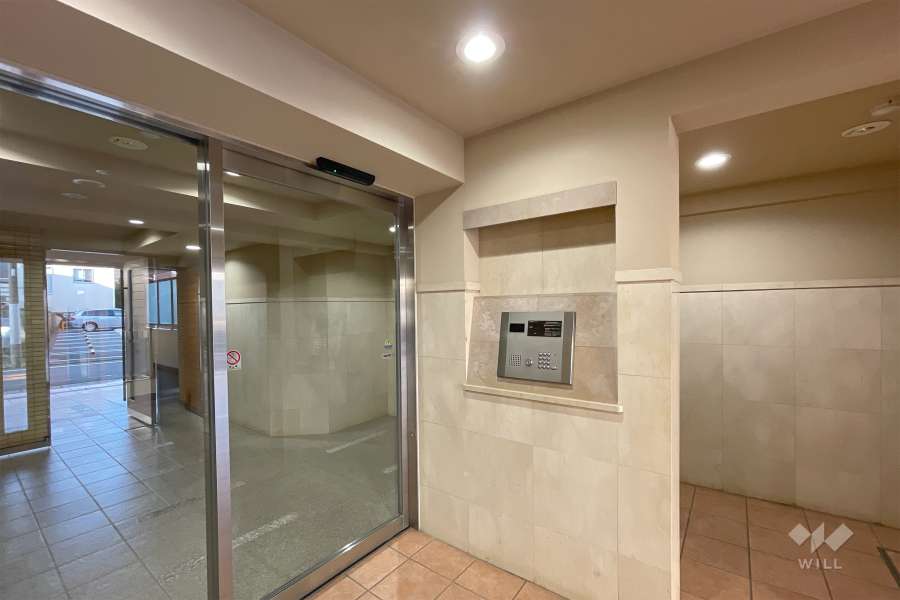 エントランスはオートロック付きです。　