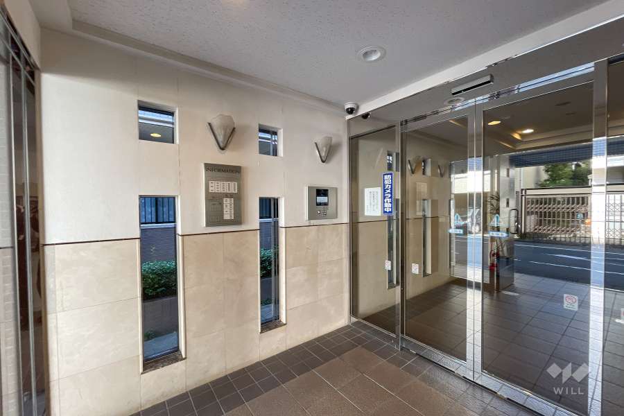 エントランスはオートロック付きです。