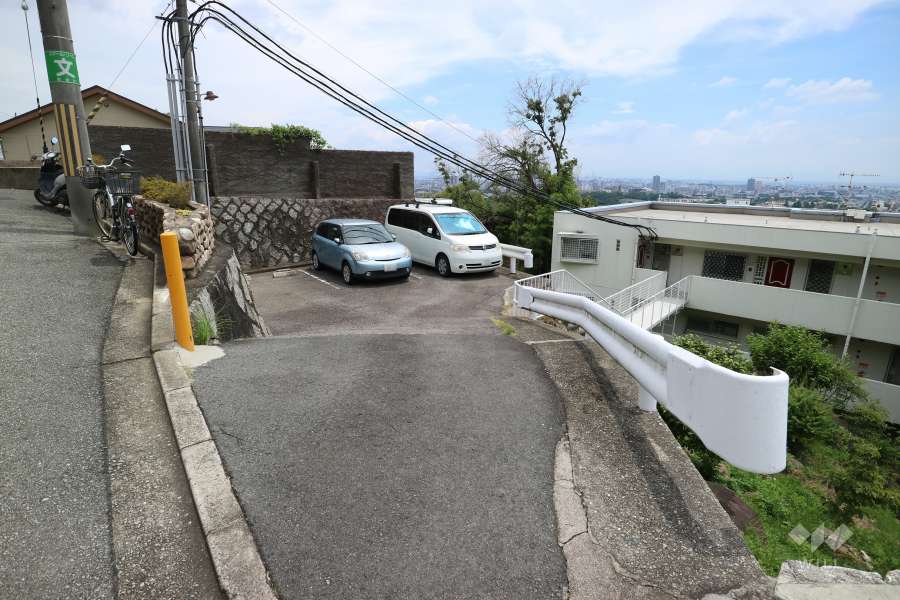 東側の敷地内駐車場（屋外平面式）