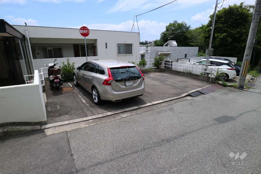 駐輪場と西側の敷地内駐車場（屋外平面式）