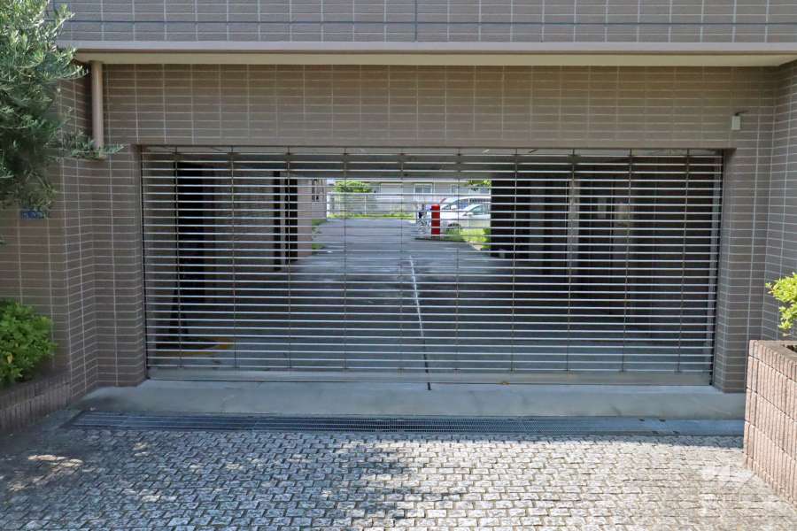 駐車場の出入り口（シャッター付き）