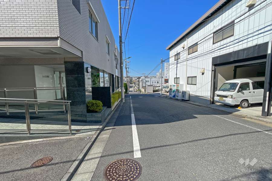 敷地北東側の前面道路（南東側から）