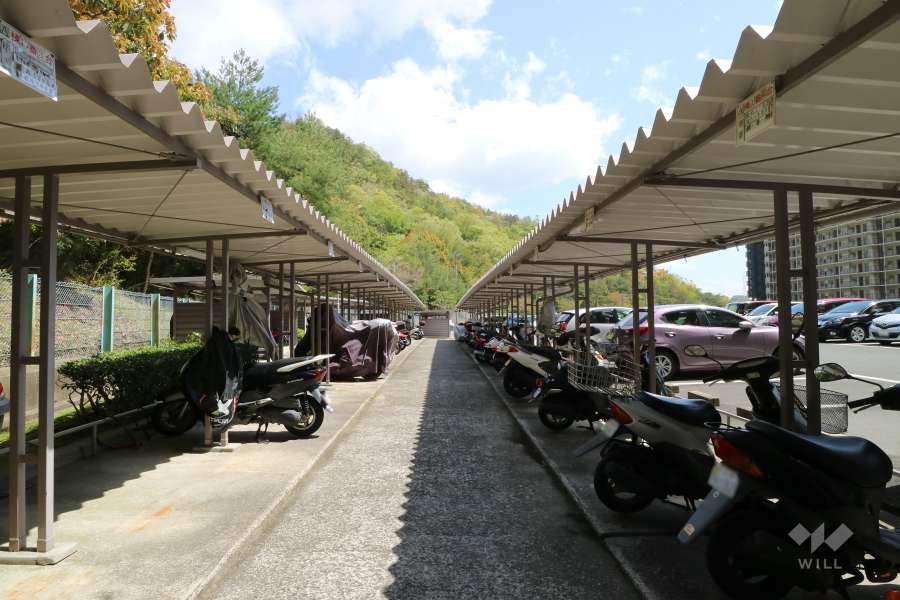 バイク置き場（屋根付き）