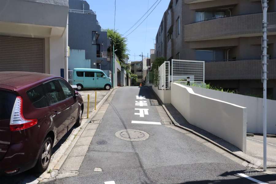 敷地東側の前面道路(北側から)