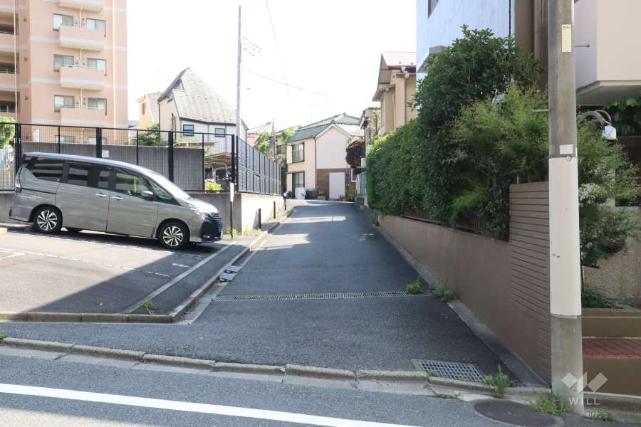 敷地北西側の前面道路(南西側から)