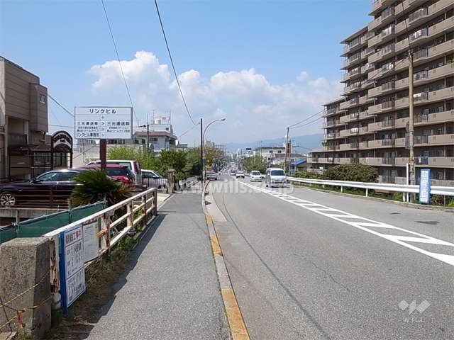敷地南側の前面道路
