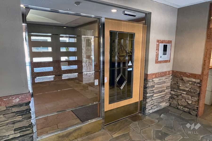 エントランスはオートロック付きです。