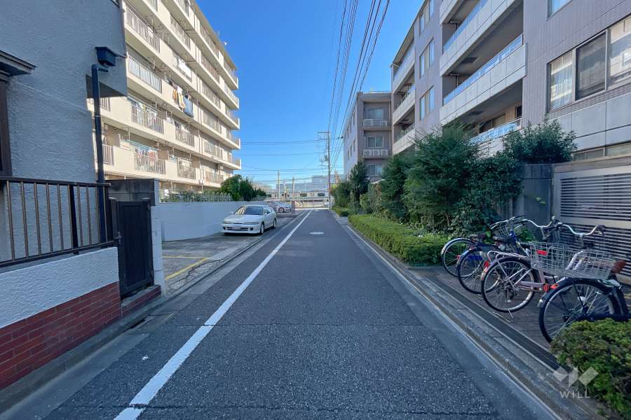 敷地北東側の前面道路（北西側から）