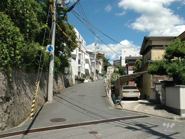 やや高台の閑静な住宅地にあります。