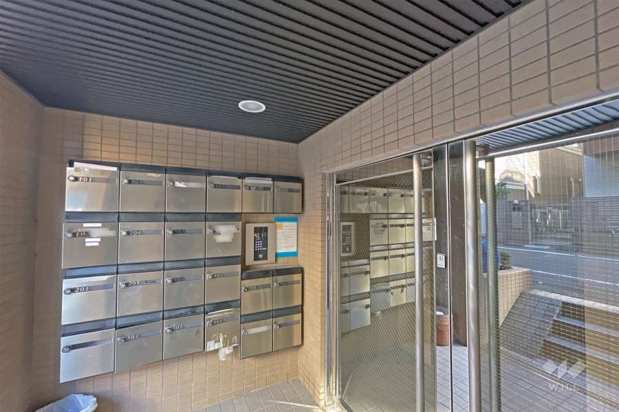 エントランスはオートロック付きです。