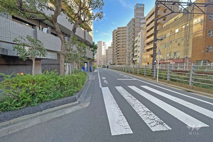 敷地南西側の前面道路（北西側から）
